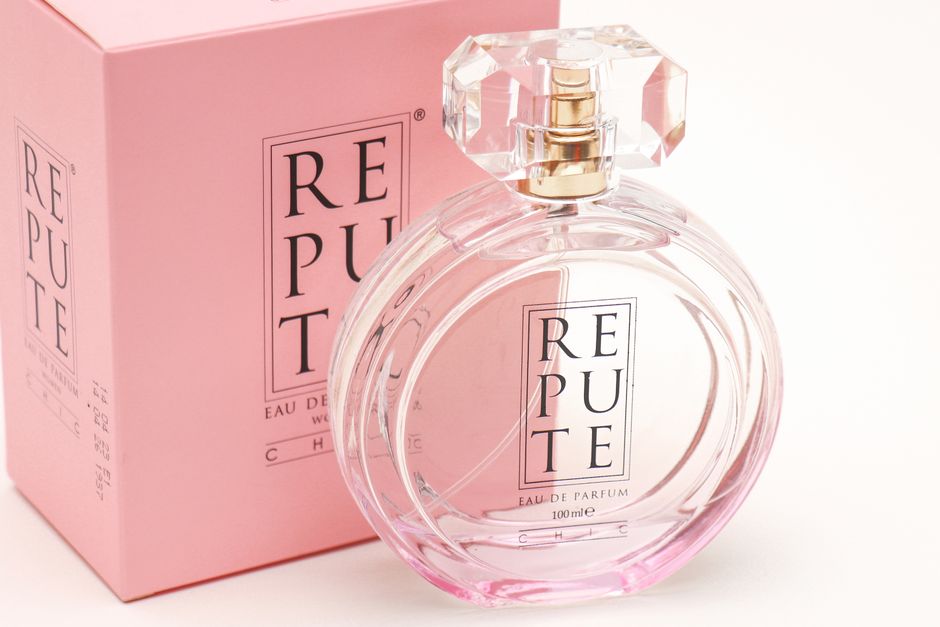 Perbandingan parfum original dan palsu dari kemasan hingga botol